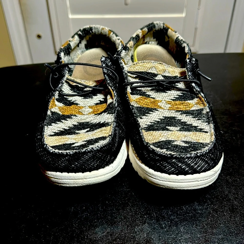 HEY Dude Wendy aztec  size 9 slipon loafer sneakers